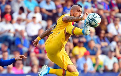 FC Barcelone Arturo Vidal Fait Du Boudin Et Menace De Quitter Le Club