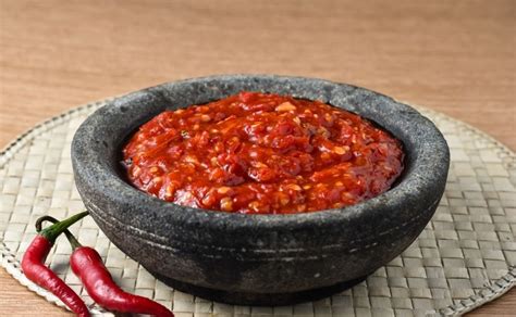 Prepara esta rica salsa roja en molcajete con chile de árbol