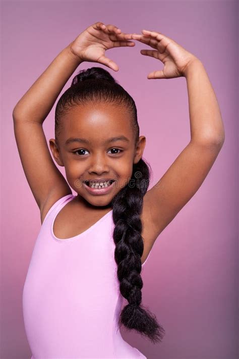 Petite Danse Mignonne De Fille D Afro Am Ricain Image Stock Image Du