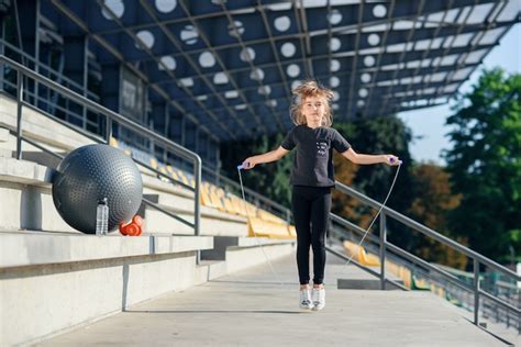 Ni A Saltando Con Saltar La Cuerda En El Estadio Fitness Femenino