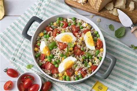 Insalata Di Riso Integrale Con Pisellini Pomodori Uova Sode Olive