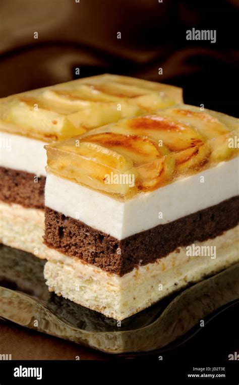 Kuchen Aus Karamell Apfel Mousse Schokolade Und Mandeln Biskuit Mit