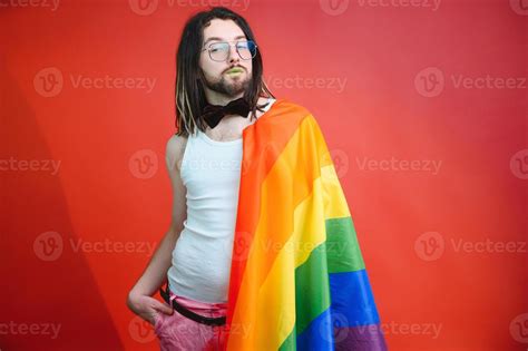 contento gay hombre teniendo divertido participación arco iris bandera símbolo de lgbtq