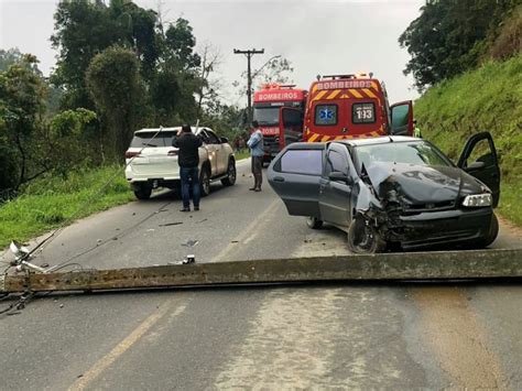 Carro Colide Contra Poste Em Rio Dos Cedros Jornal De Pomerode