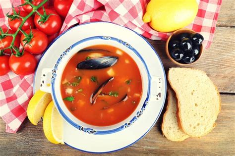 Sopa saborosa tomate mexilhão e azeitonas pretas em tigela sobre