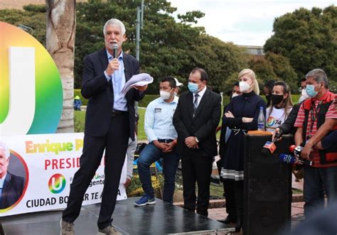 La U Entrega Aval Presidencial Y La Bandera Del Acuerdo Del Teatro