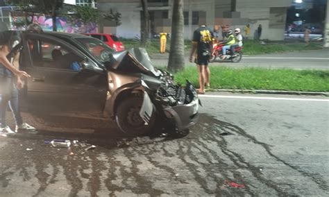 Colisão entre carros mobiliza bombeiros na Sérgio Braga em Volta