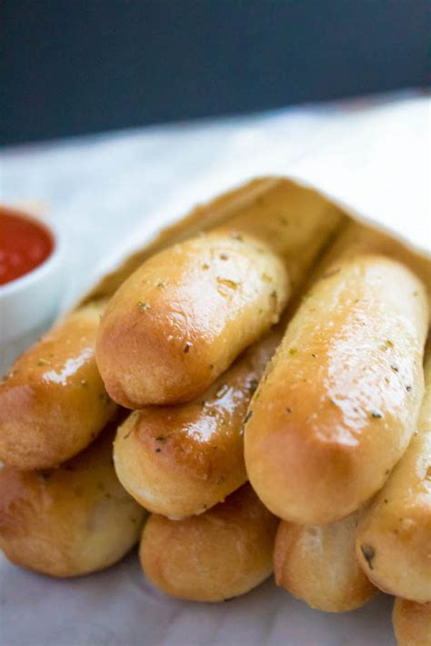 Homemade Garlic Butter Breadsticks ~ Recipe Queenslee Appétit