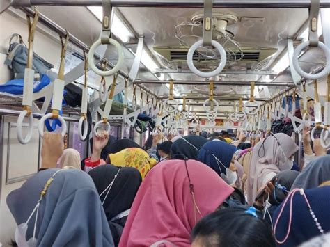 Melihat Penuhnya Krl Commuter Line Pada Pagi Hari The Editor