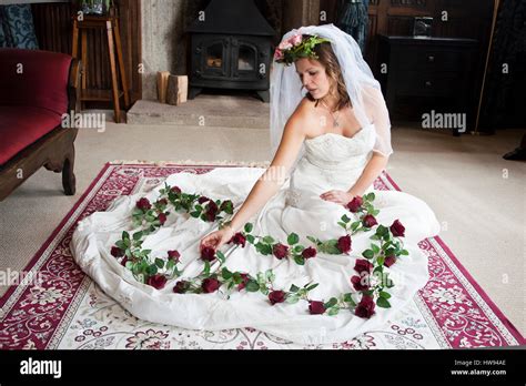 Woman wearing wedding dress kneeling hi-res stock photography and images - Alamy