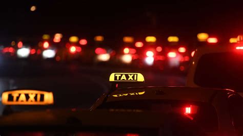 Schwerer Unfall in München Taxi erfasst Fußgänger und verletzt ihn schwer