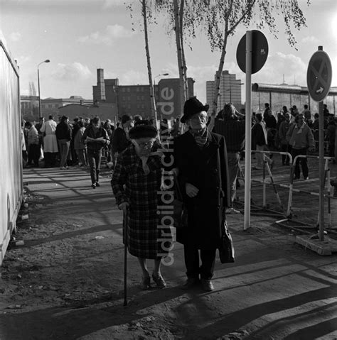 Ddr Bildarchiv Berlin Mitte Ein Lteres Ehepaar Am Grenz Bergang