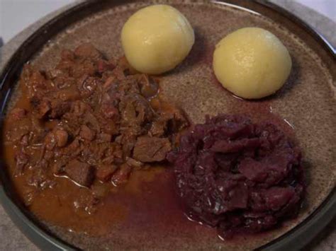 Deftiges Rindsragout Mit Rotkohl Und Kn Del Rezept Kochbar De