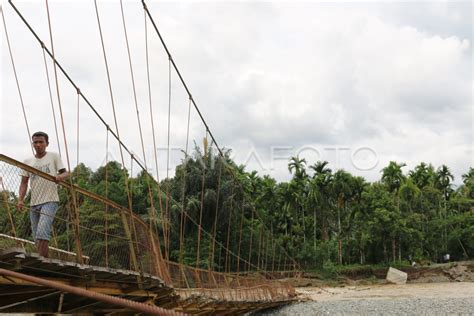 Jalan Putus Akibat Banjir Antara Foto