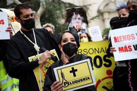 Profesionales del sector de la peluquería se rapan frente al Senado