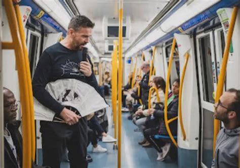 Exintegrante De Famoso Grupo Musical Ahora Canta En El Metro