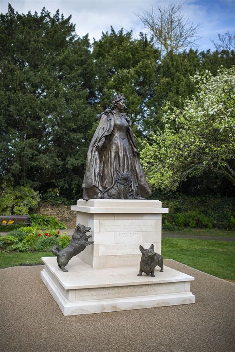 Rainha Elizabeth Ii Homenageada Est Tua Sorridente E Corgis De