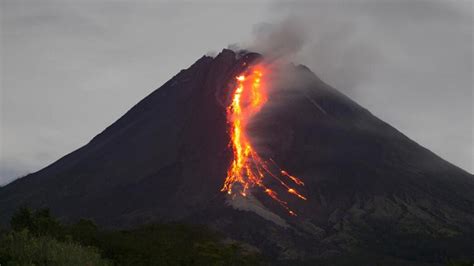 Mount Merapi Volcano Erupts In Indonesia China Org Cn