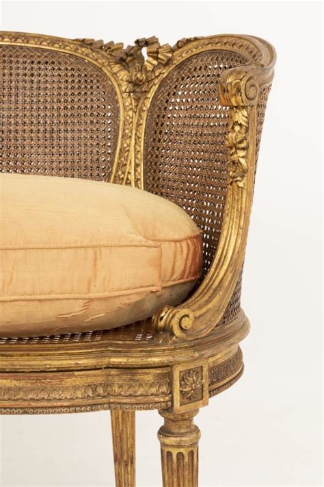 Petit canapé canné style Louis XVI en bois doré vers 1880