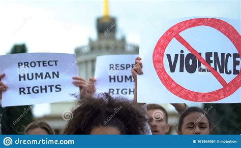 Manos De Activistas Sosteniendo Afiches Luchando Contra La Violencia