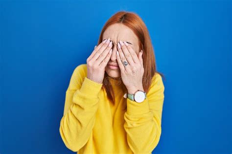 Mujer Joven De Pie Sobre Fondo Azul Frotando Los Ojos Por Fatiga Y