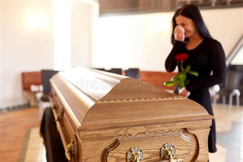 Femme Avec Le Cercueil Pleurant à L enterrement Dans L église Image