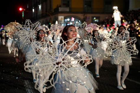 Más De 15 Mil Personas Iluminan Calles De Xalapa En Desfile Navideño