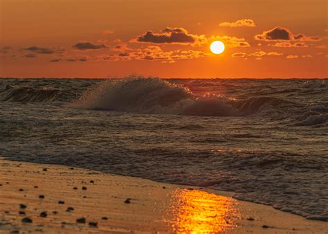 Golden Sunset Over Tranquil Ocean Waves · Free Stock Photo