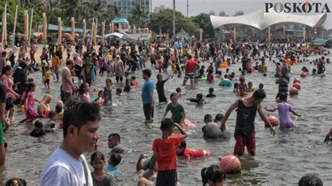 Banyak Yang Piknik Bareng Keluarga Pasir Putih Ancol Dipadati