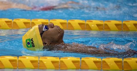 Gabriel Araújo brilha nos 50m costas e conquista mais uma medalha de