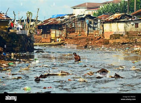 Kroo bay slum freetown sierra Banque de photographies et dimages à