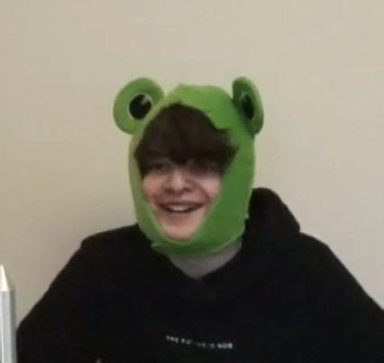 Tubbo in a frog hat :D | Pretty boy swag, Dream team, Mc wallpaper