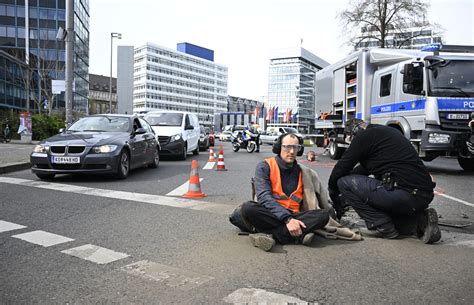 Massive Blockaden Der Letzten Generation In Berlin Buzzard