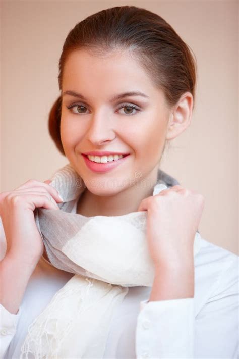Jeune Femme Sexy De Brunette Dans La Chemise Blanche Photo Stock Image Du Femelle Fond