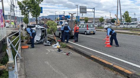 複数台が絡む玉突き事故で軽乗用車が横転 街路樹もなぎ倒される 愛媛・伊予市の国道56号 Tbs News Dig