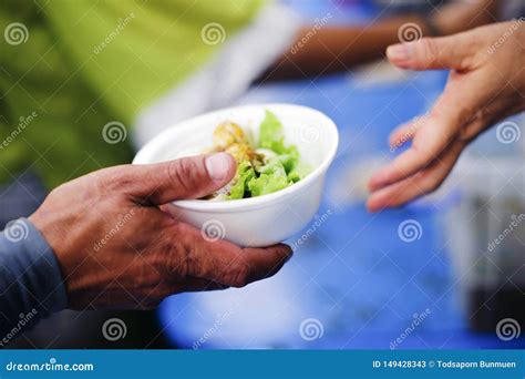 Los Voluntarios Proporcionan La Comida Para Los Mendigos Alimentaci N