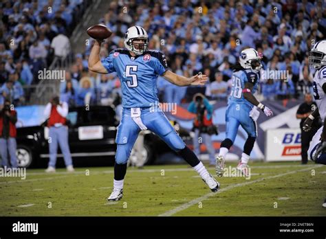 Tennessee Titans Quarterback Kerry Collins Passes Against The