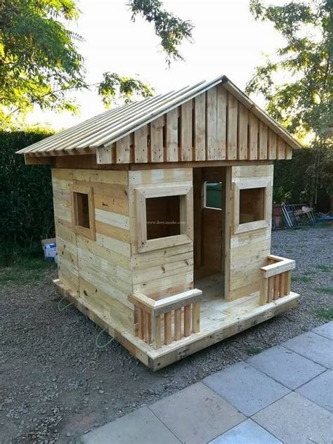 Easy Steps To Make An Extraordinary Diy Wooden Hut Wooden Hut Pallet