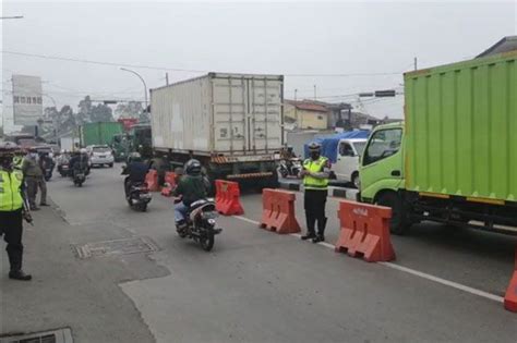 Hari Pertama Larangan Mudik Ke Banten Sejumlah Kendaraan Diputar Balik