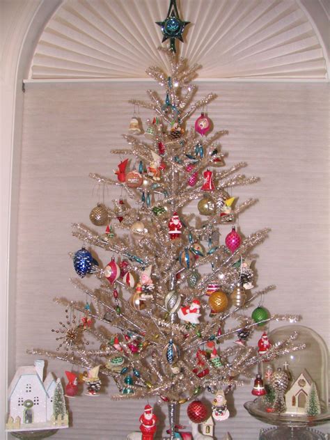 20+ Retro Tinsel Christmas Tree – The Urban Decor