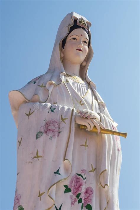 Estatua De Guanyin En El Santuario Chino Foto De Archivo Imagen De