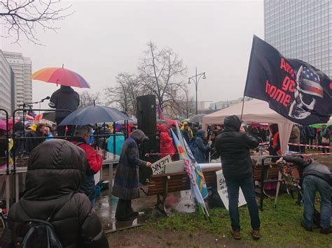 Proteste gegen verschwörungsideologische Demonstration in Neukölln