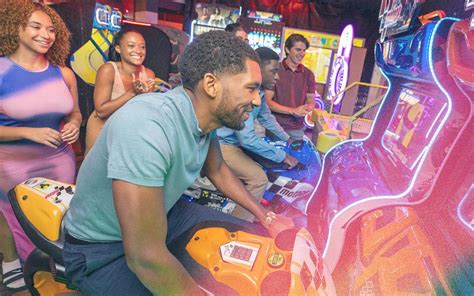 Bowling, Arcade, Sports Bar & More | Lucky Strike Somerville