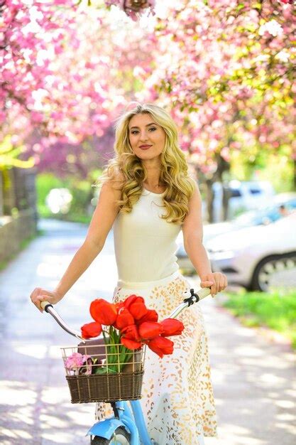 Conceito De Viagem Andar De Bicicleta Menina E Flor De Sakura Passeios