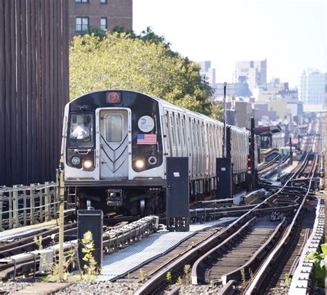 J Train Pulling Into Broadway Junction : nycrail