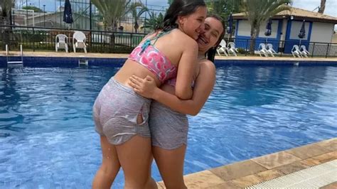 Um Dia De Brincadeiras Na Piscina Irm S Demais