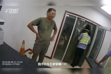 【青岛】男子醉驾欲闯卡 笑称能喝一斤白酒 男子 青岛