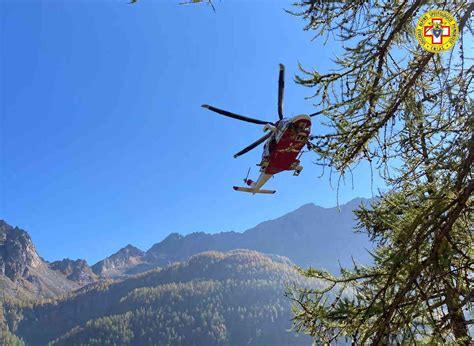 Ceresole Reale Ciclista Cade Sulla Strada Per Il Nivolet Trasportata