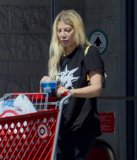 Tori Spelling A Fost Fotografiat Ntr O Rulot Dintr Un Camping Din