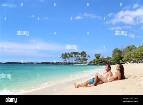 Strand Urlaub Entspannung Glückliches Paar erholsamen Sonnenbaden